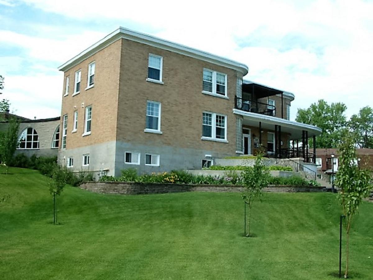 Auberge Le St-Georges Chicoutimi Екстериор снимка
