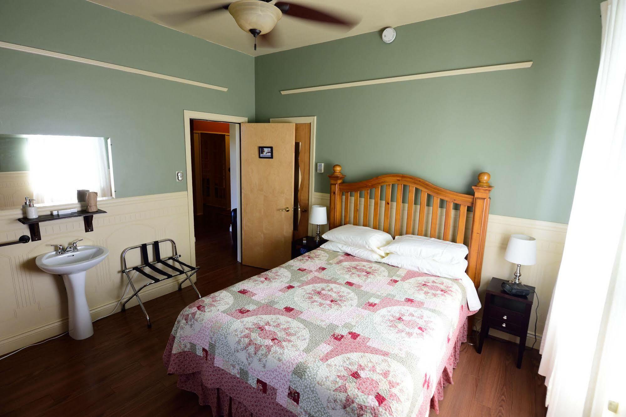 Auberge Le St-Georges Chicoutimi Екстериор снимка